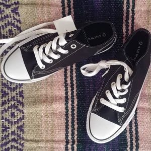 NWT Women's Size 8 Airwalk Sneakers